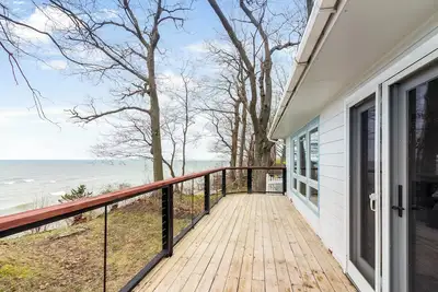 Image de Newly-Renovated Cottage Overlooking Lake Michigan!