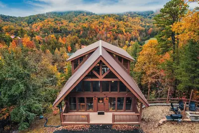 Image de Mountain View Cabin | Hot Tub, Fire Pit, Game Loft with Pool Table & Arcade