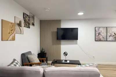 Image de Luxurious Brand New 1 Bdrm Legal Basement Suite