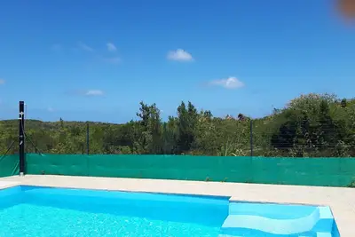 Image de hébergement avec piscine calme dans la verdure 5mn des commodités et des plages