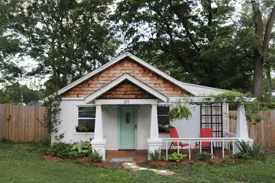 Image de Charming 2-bedroom cottage 10 min to downtown - King bed - Fireplace