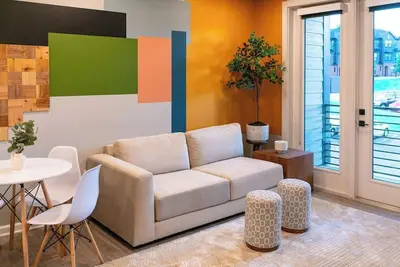 Image de Perfect for long stays, walk to downtown, king bed