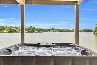 Image de 3/2 Lake Front - Hot Tub - 2 King Beds - Sleeps 8