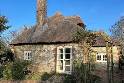 Image de Historical, Grade Ii Listed Thatched Cottage near beach - with log burner!