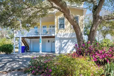 Image de Coastal Comfort - 4br Beach Getaway w/ Public Boat Access & Modern Perks