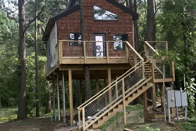 Image de Koopers Landing Treehouse-Brand New build! Casino, Wine trails, National Parks