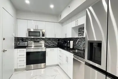 Image de Beachfront 2-bedroom Condo in Hollywood with beach access, fitness room, and more