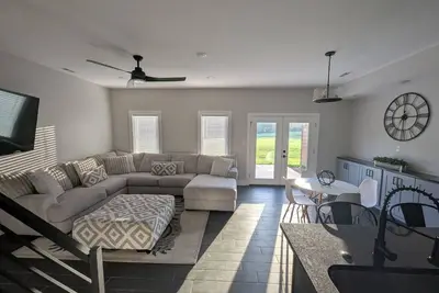 Image de London townhome in The Oaks of London. Enjoy a round of golf and the patio.