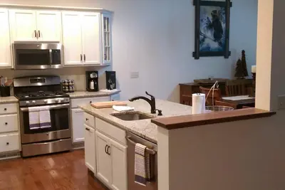 Image de Spacious 5-bedroom townhome with WiFi and Ac in charming Bolton Landing
