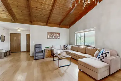 Image de Cozy Groveland home with spacious deck, shared pool access, and Wifi