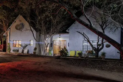 Image de Charming 3-Bedroom Rustic Luxury Farmhouse — Minutes from the Victoria Falls
