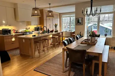 Image de Cozy Work-Friendly 2br Home near High Park & Lake