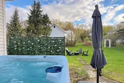 Image de 2 Min Walk to Windham Town | Hot Tub | Fire Pit