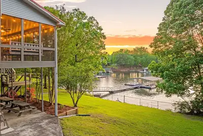 Image de Sleeps 20! Luxe Family Lakehouse! No Steps to Water! Ez Access, Slide, Fast Wifi