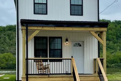 Image de Charming 2-bedroom Riverfront Retreat backs up to the Ohio River-Tiltonsville Oh