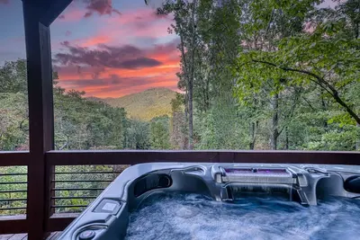 Image de Views! Game Room + Hot Tub + Outdoor Fireplace + 3 Decks