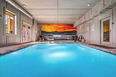 Image de Private Indoor Pool Cabin Sleeps 12 · Hot Tub · Game Room · 15 Min to Dollywood
