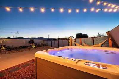 Image de Golden Hour Retreat – Serene Stay Near Joshua Tree 8 People Comfortable