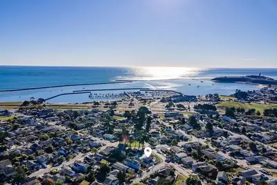 Image de Minimalist and Modern Beauty Close to the Beach, Trails, and Great Restaurants