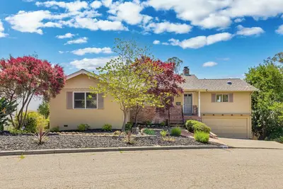 Image de Stunning 4br home in Oakmore Highlands with views, upgrades & great location!