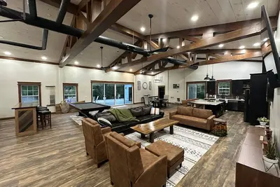 Image de Rippling Waters! 3 Bd 2. 5 Ba Riverfront Home, 8 min. from airport. Sleeps 11.
