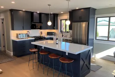 Image de Spacious Coastal Retreat for Groups — Walk to Beach, Harbor & Trails