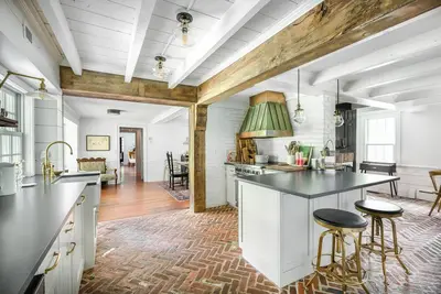 Image de Designer 5-bedroom farmhouse in charming Brookhaven Hamlet w/ pool & hot tub