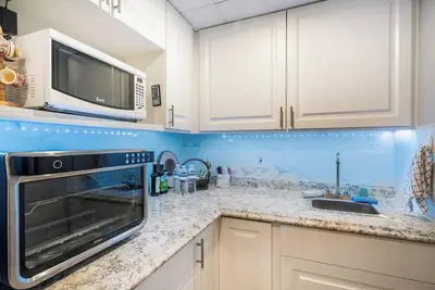 Image de My Purple House: Downtown Hollywood Oasis, 5 Minutes to Beach & Nightlife!