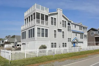 Image de Elegant Beach House w/ Elevator & Views