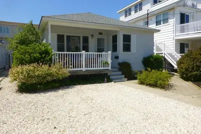 Image de Single family home steps away from Townsends Inlet beach.