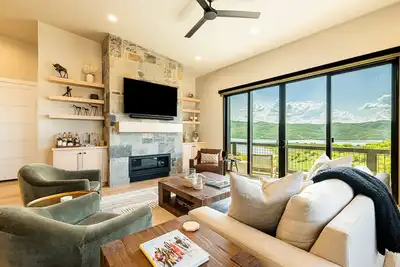 Image de *New* Lakeside Lounge with Hot Tub, Billiards, Darts, Foosball, & Bar. Walk to Jordanelle