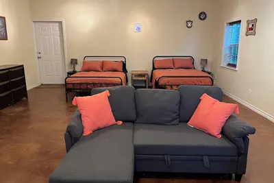 Image de Cozy studio in charming Shelbyville with WiFi, Ac, . 9 mile from Huxley Bay Marina