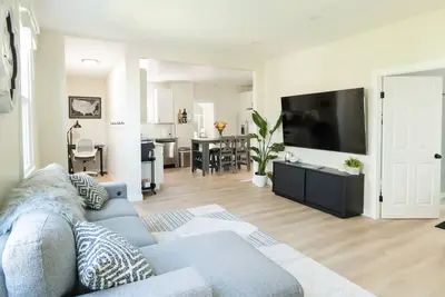 Image de Beautifully renovated 2br/1ba home in the heart of Tremont