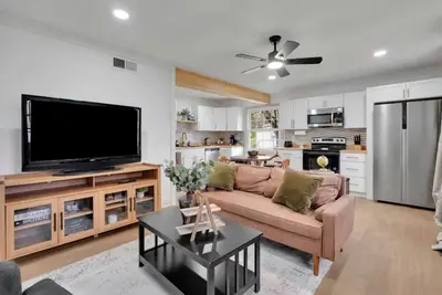 Image de Quaint and Cozy Retreat!