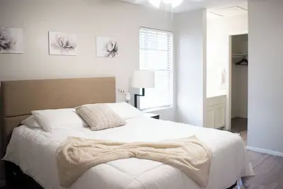 Image de 2br 1ba 10mins Downtown Ut Domain and Samsung Pool- Walkin Public Transportation