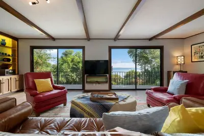 Image de Beautiful lake views from every room