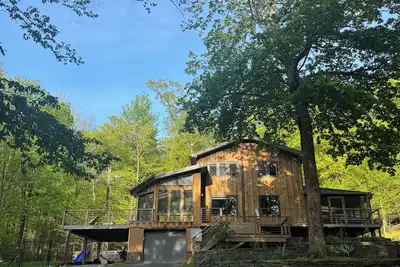 Image de Chronogram featured, Modern Mountain Family Home above Woodstock. Dog-Friendly
