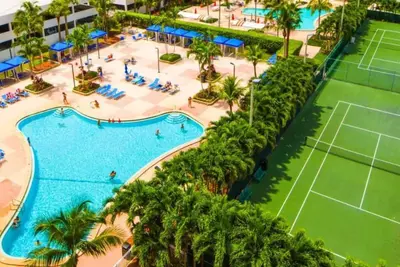 Image de Beachfront Oasis in Sunny Isles 4br, Pool & Tennis