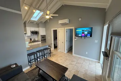 Image de Newly Renovated Beach Bungalow with Parking