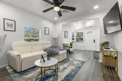 Image de Charming 2-bedroom house in Tampa with WiFi  / Ac and Rv Parking.