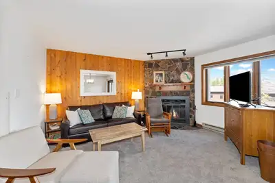 Image de New! Fireplace, Views of Ski Slopes, Location