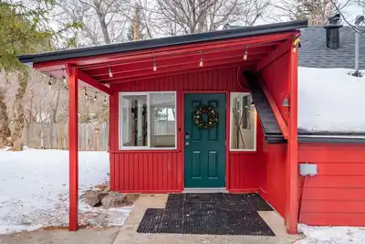 Image de 2-bedroom cabin in delightful Provo with cool Ac breeze