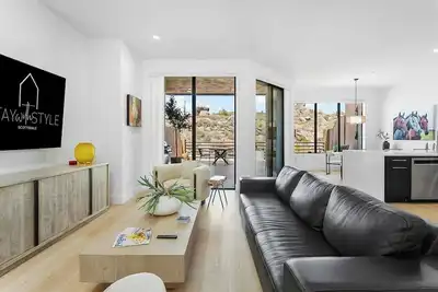Image de Swss 3br Golden Horizon | Troon Views, Pool, Hot Tub, Elevator & 30‑Day Minimum
