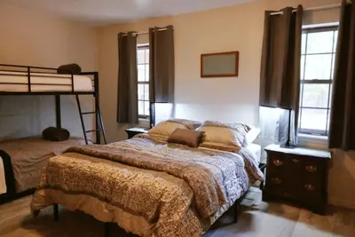 Image de Farm Retreat w/ 2 houses-Cabin & Farmhouse- 6 Bedrooms 3 Baths on 50 acres