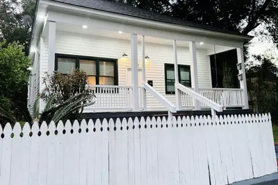 Image de Brightside Bungalow - Minutes from beach, 3 full baths, and a comfy patio!