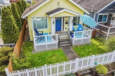 Image de Cook's Kitchen + Firepit + Pickleball Park Nearby + Ac + 2 Parking Spots