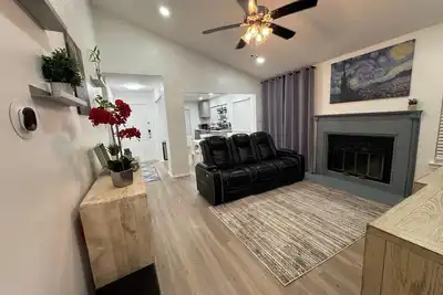 Image de Cozy 2 Bedroom in Round Rock, King Bed, kalahari and close to the downtown