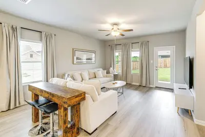 Image de Pool Access: Modern Retreat in Lowry Crossing!