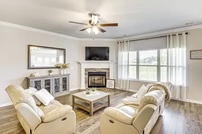 5 Mi to The Square: Athens Home w/ Pool Access!