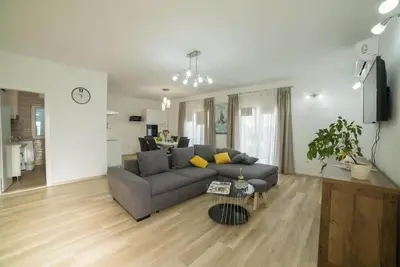 Image de Appartement de deux chambres avec la terrasse Kastel Kambelovac, Kastela (A-24311-a)
